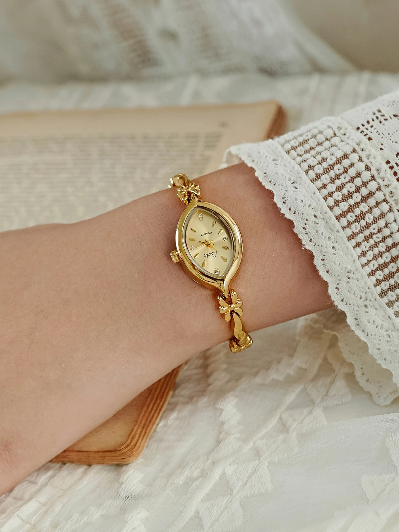 1 Piece of New French Retro Gold Small Dial Women'S Watch, Fashionable, Simple, Luxurious, Elegant, Compact and Waterproof Bracelet, Women'S Quartz Watch, Suitable for Decorative Wrists for Daily Wear, Dinner and Other Occasions